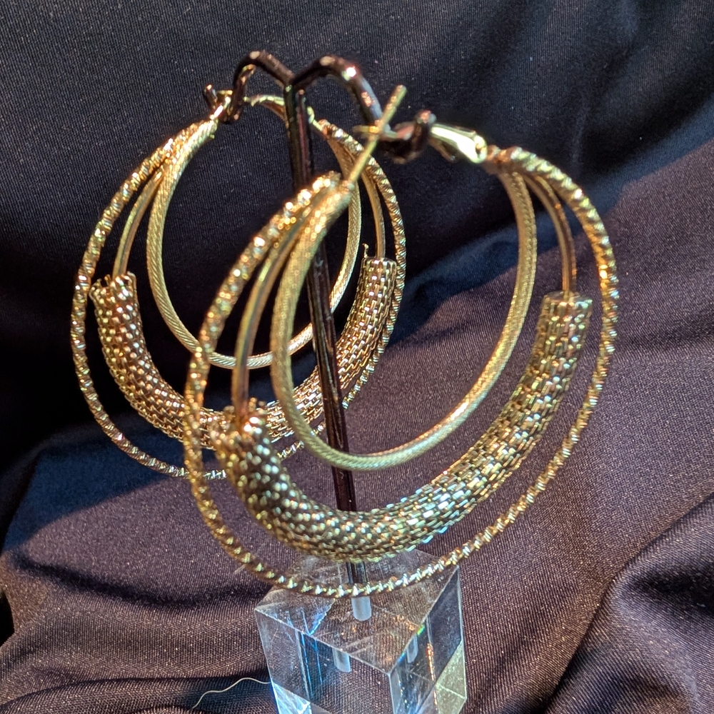 💕 Price Drop 💕Elegant Gold Hoop Earrings